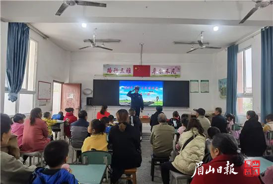 向学生和家长普及交通安全知识。