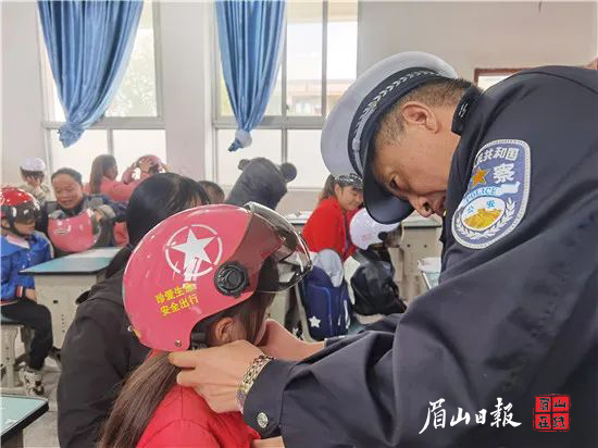 为学生佩戴安全头盔。