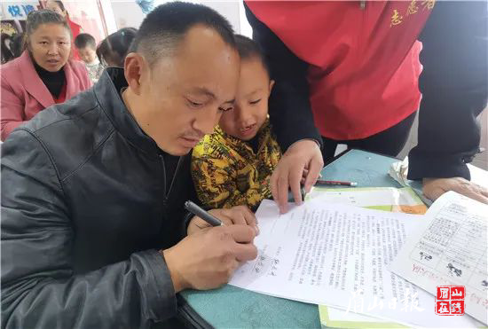 家长签订《交通安全承诺书》。