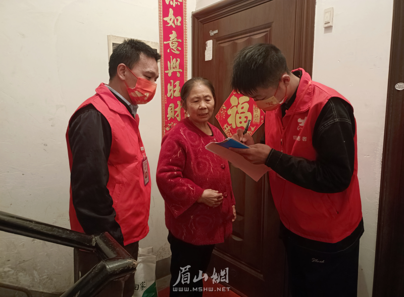 志愿者入户宣传文明知识。.png