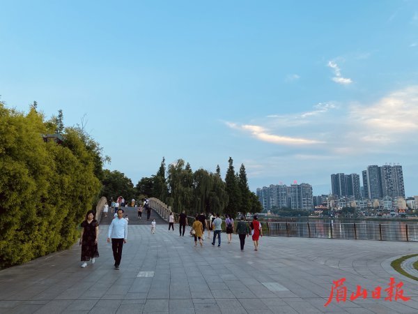  傍晚时分，市民相约到公园散步。