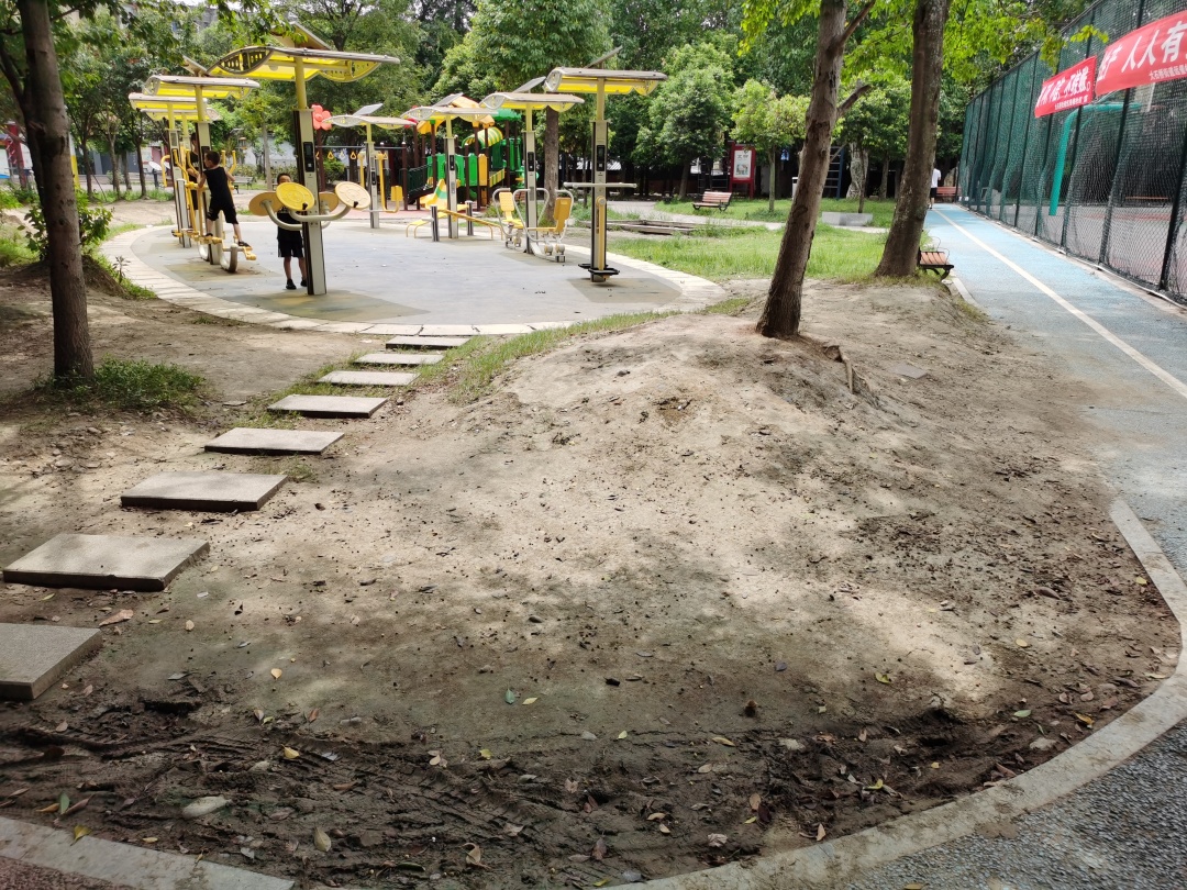 8月4日下午2点10分左右，东坡区诗碑健身广场内，多处草坪被严重损毁，泥土裸露。.jpg