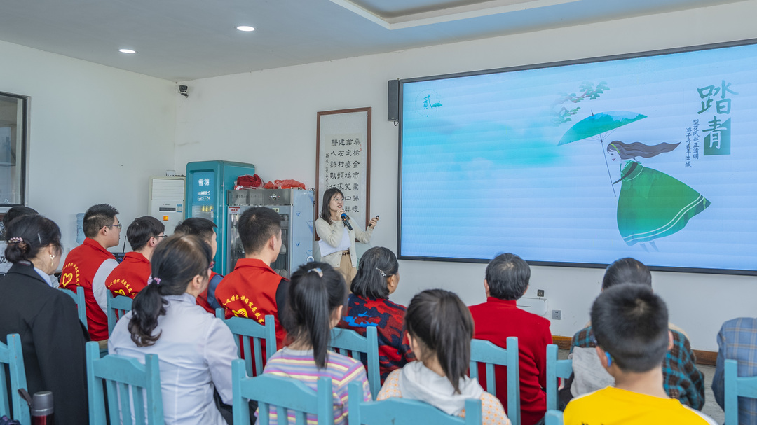 活动中，大学生志愿者向当地村民讲述清明由来.jpg