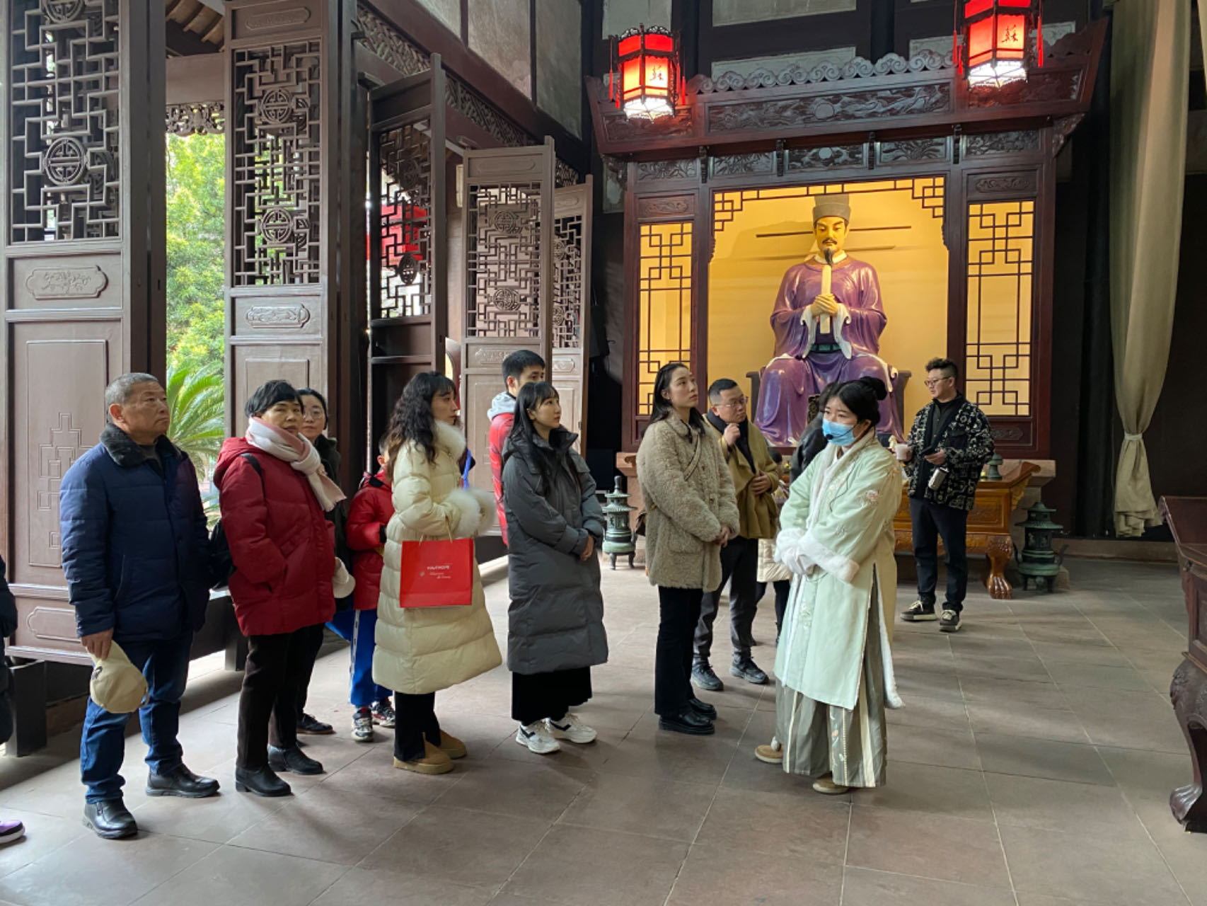 寒假期间，三苏祠景区处处洋溢着文明新风