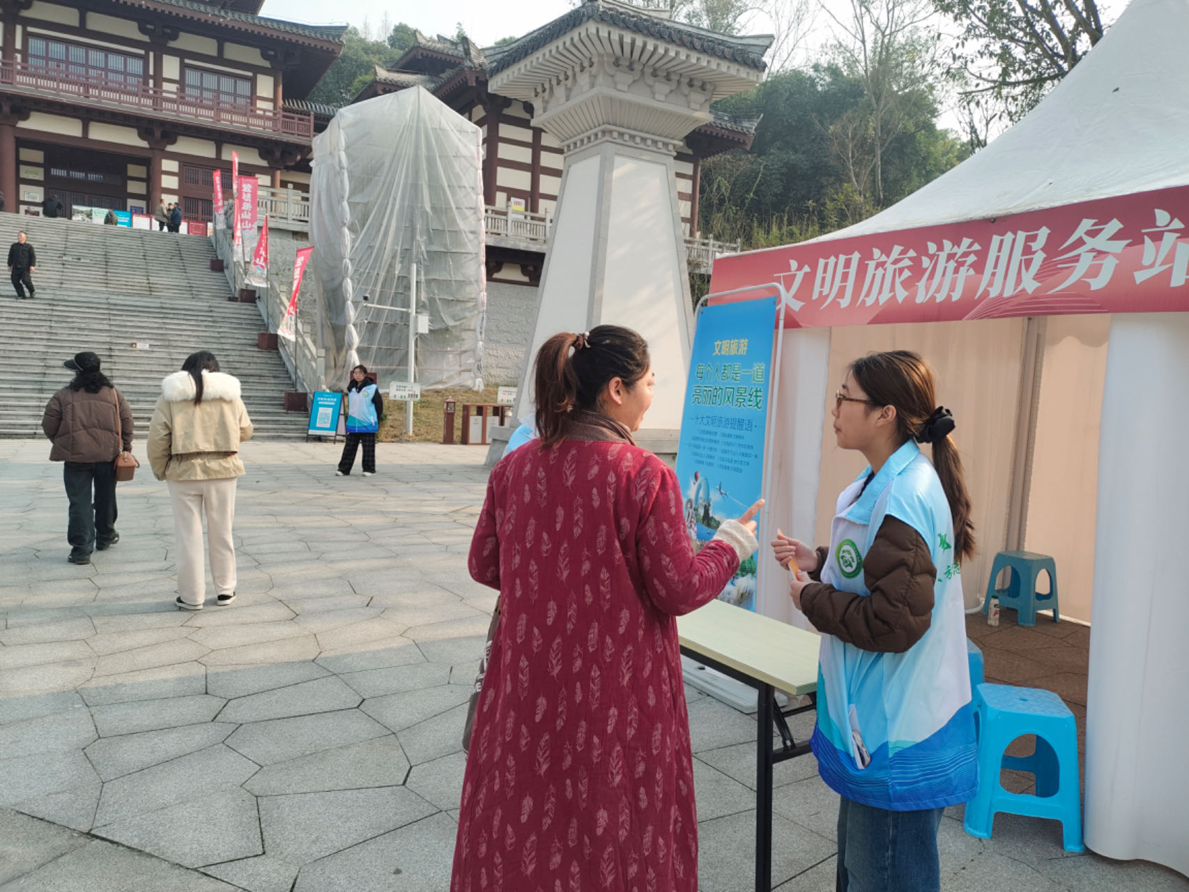 彭祖山景区，志愿者热情为游客提供指引服务。