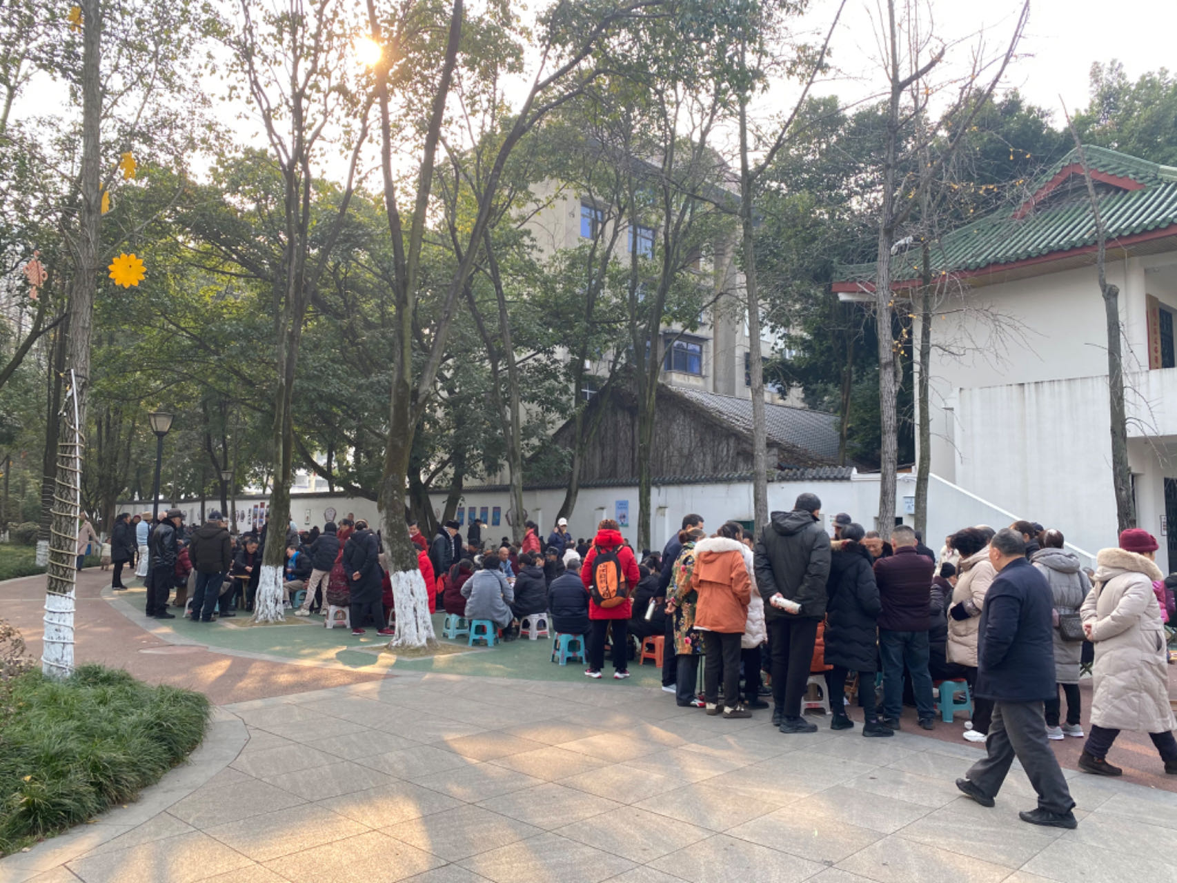 公园内虽然游客众多，但大家都自觉爱护环境卫生，不乱扔垃圾。