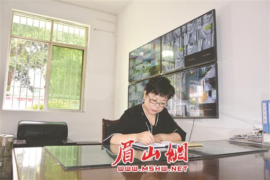 工作中的王晓梅。（资料图片）.jpg