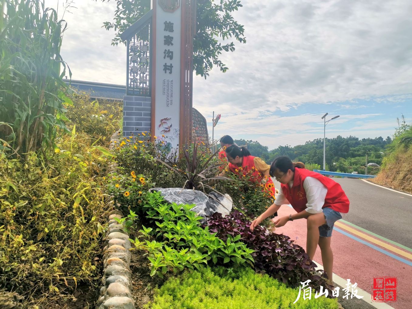 罗波乡党员干部清理路边绿化带垃圾。