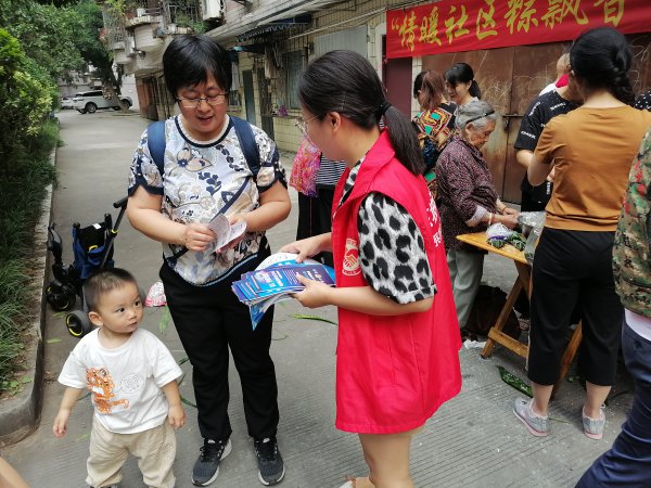现场发放反诈宣传资料.jpg