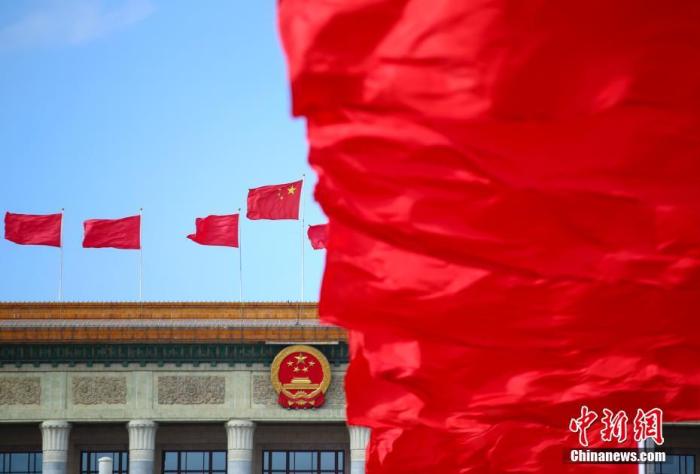 图为天安门广场上红旗飘扬。中新社记者 刘震 摄