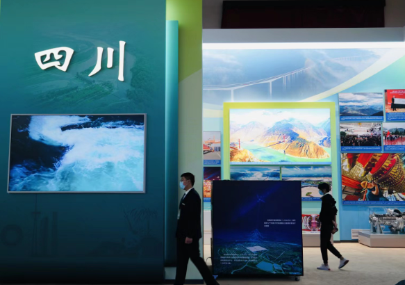  国庆期间，观众在“奋进新时代”主题成就展四川展区参观。