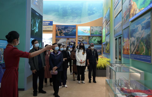 国庆期间，观众在“奋进新时代”主题成就展四川展区参观。