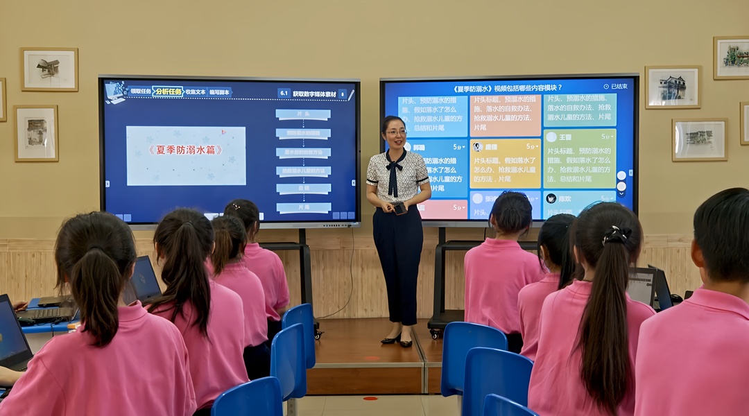 陈继红给学生们上课。.jpg