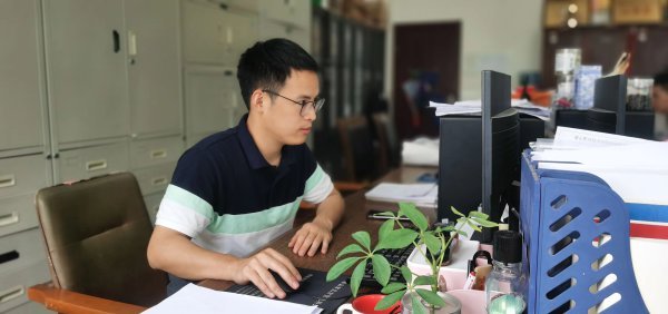工作中的安允森。