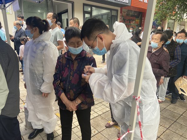 安允森带头参与疫情防控志愿服务活动。