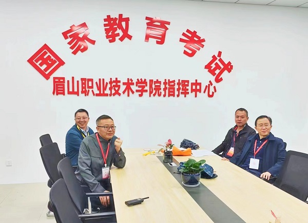 领导们巡查考试情况。.jpg