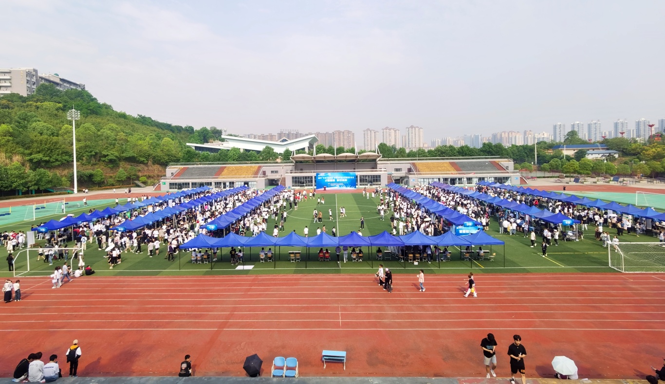 活动现场，气氛热烈人头攒动。.jpg