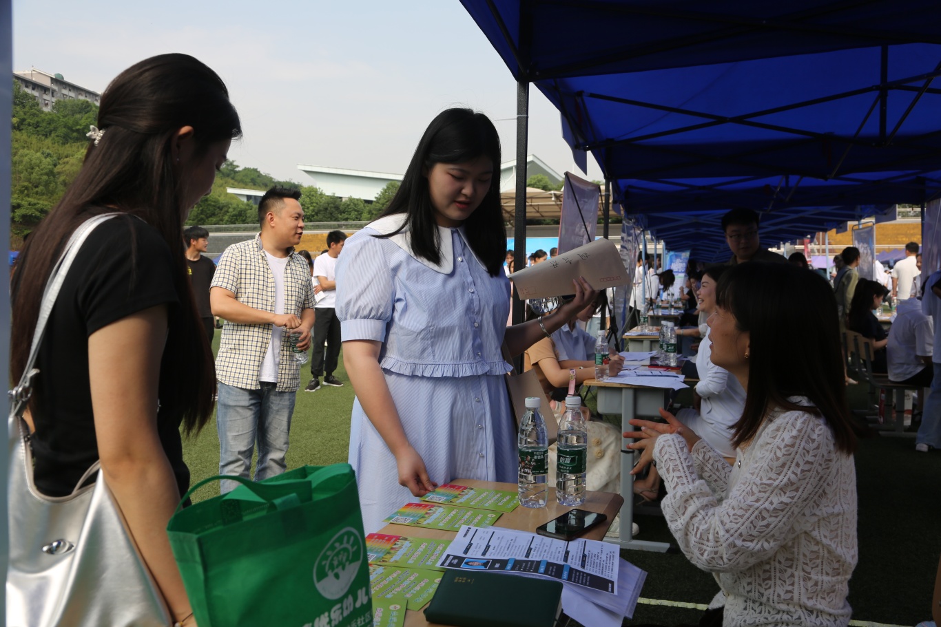 毕业生与招聘单位相关人员进行交流。 (1).JPG