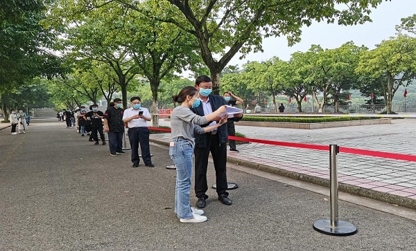 留校党员协助核酸检测工作 。.jpg