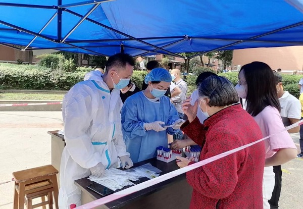 学校党员干部参与疫情防控。 (1).jpg