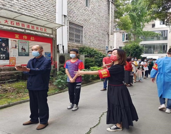 学校党员干部参与疫情防控。.jpg