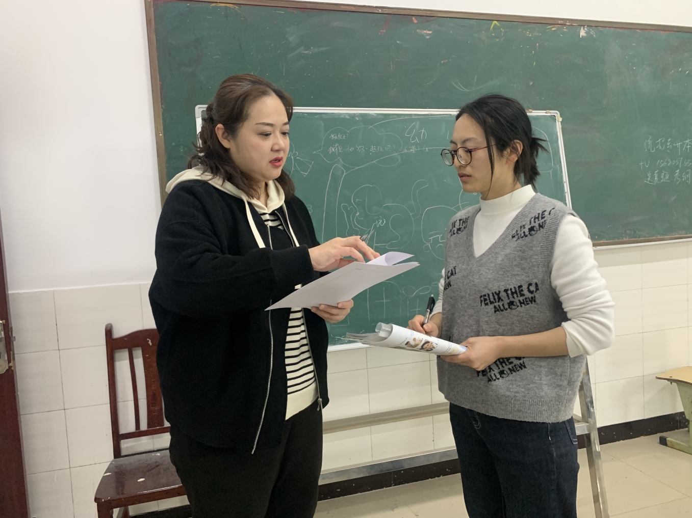  翁晓琴耐心指导学生。