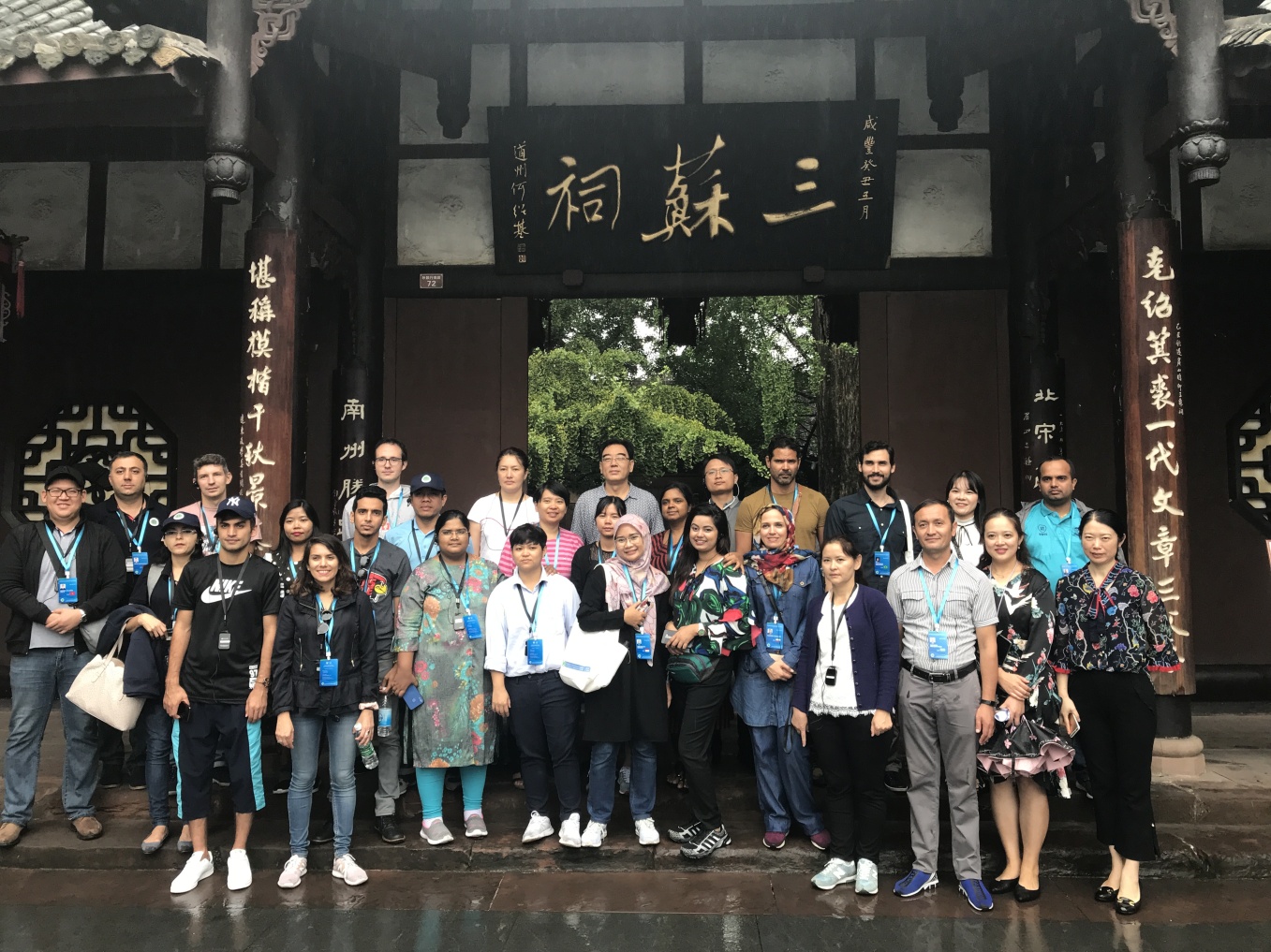  翁晓琴为国外参观团翻译讲解三苏文化