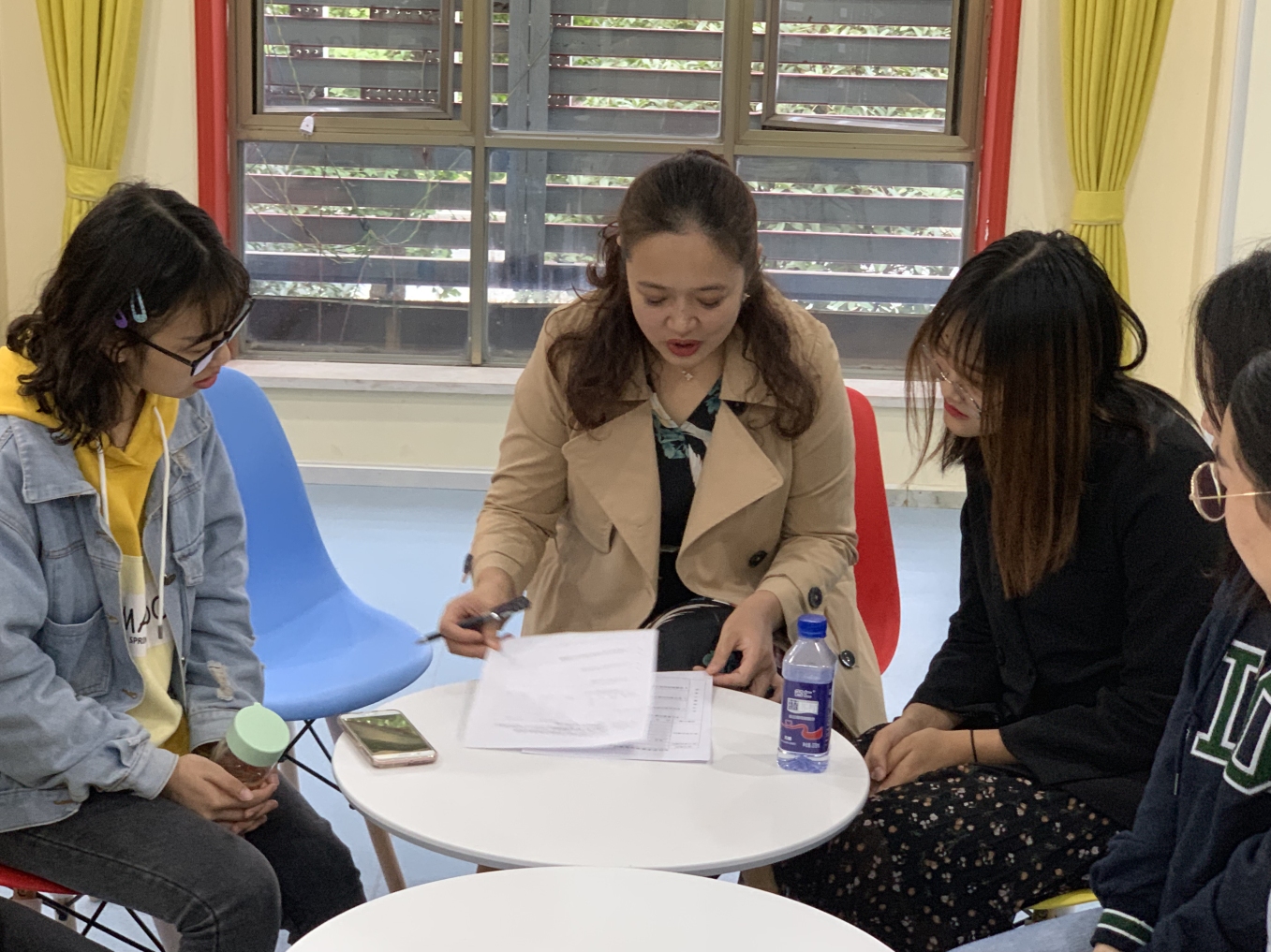翁晓琴为学生讲解英语专业知识。