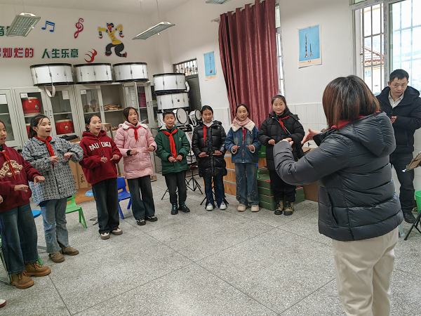 校合唱团老师到邱卡华学校指导.png