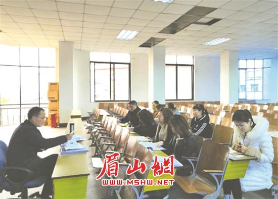 东坡区医保中心工作人员学习“双创”实施步骤。.jpg