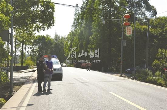 犯罪嫌疑人胡某指认肇事逃逸现场。.jpg
