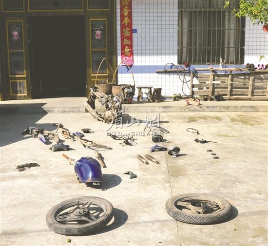 被拆解的肇事摩托车零部件。.jpg