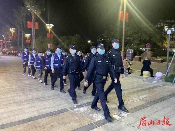  随处可见的巡逻队员，让群众心里充满了安全感。