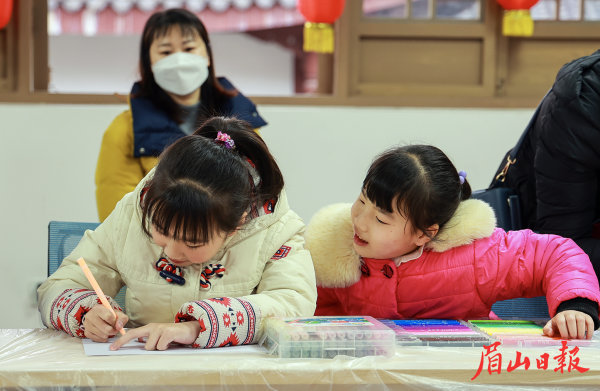  孩子们用彩笔画出心中的元宵节。