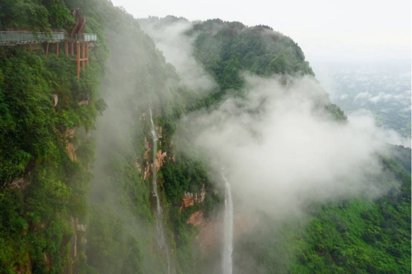  玉屏山景区玻璃栈道。