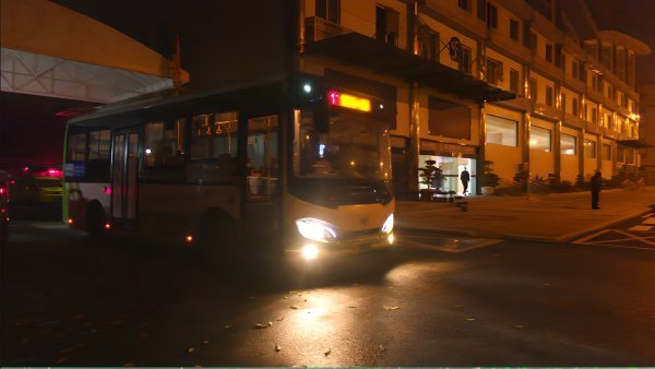 天还未亮，首班1路公交车从青神客运枢纽站准时发出。