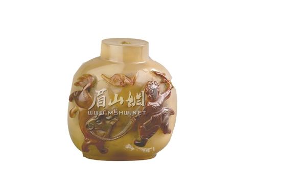 简介：三级文物，呈扁圆形，正面浮雕一童子牵着麒麟，上为一飞行蝙蝠。.jpg