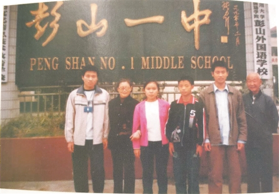 与受助学生合影。（资料图）2.jpg