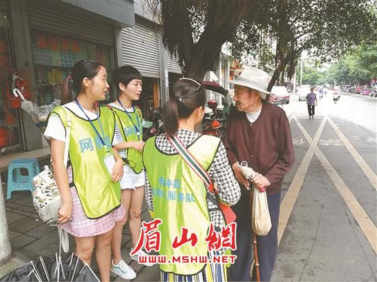 网格员们正在为迷路老大爷指路。.jpg