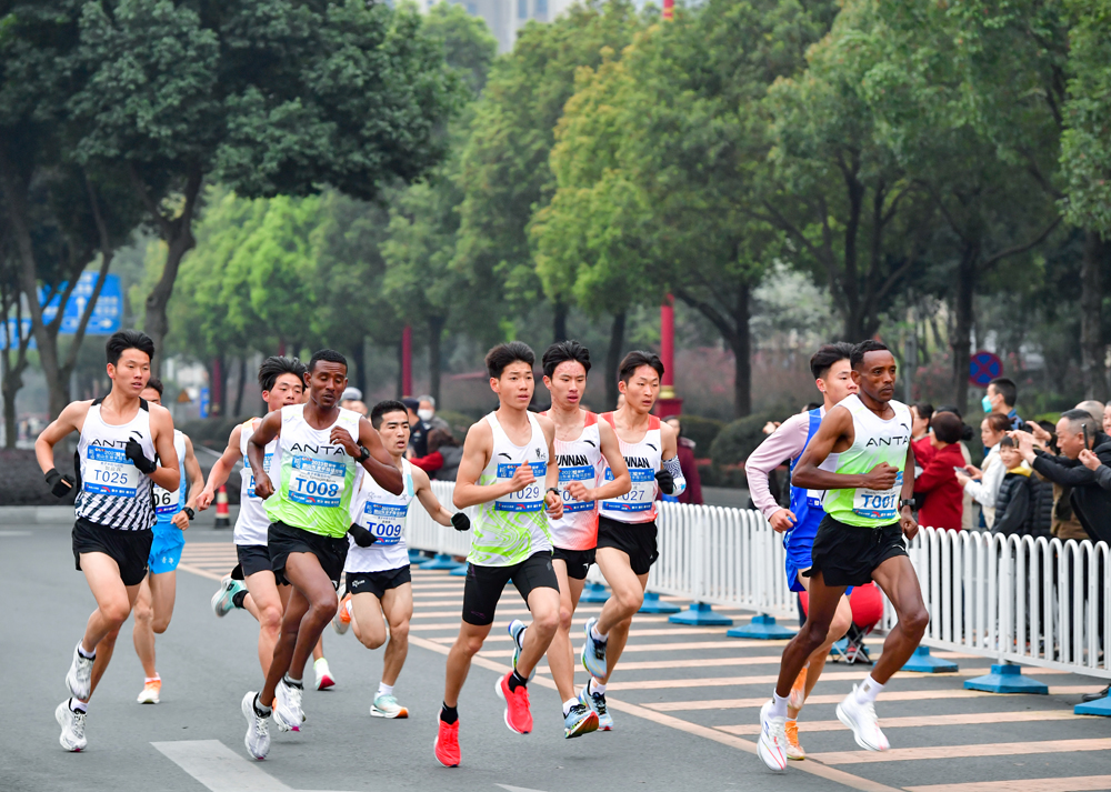 参加半程马拉松的运动员正在相互追赶。眉山日报全媒体记者 廖波 摄 (2).jpg