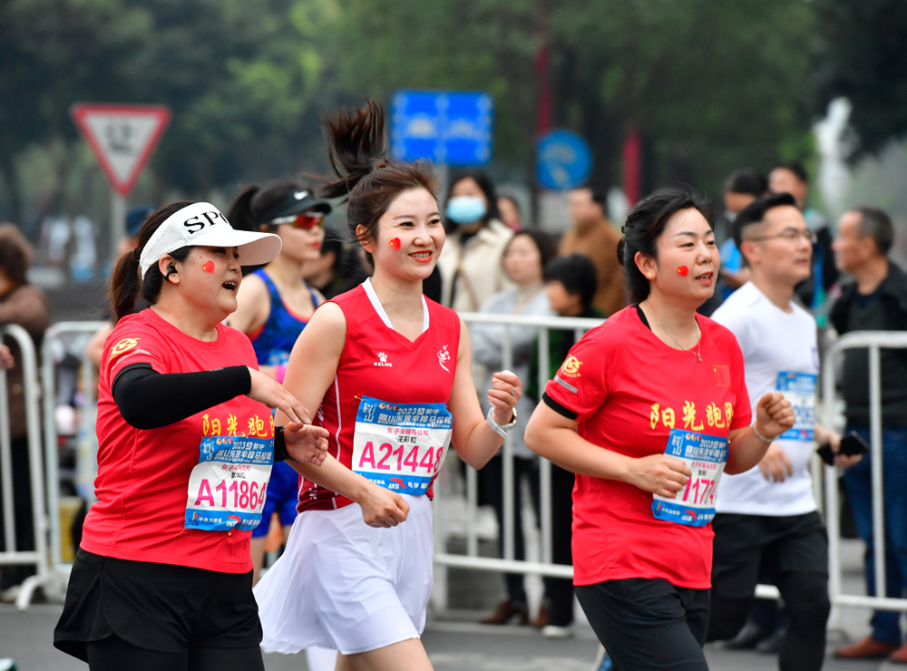 在东坡大道与岷江大道交叉路口，参加半程马拉松的运动员正在奋力追赶。眉山日报全媒体记者 廖波 摄.jpg