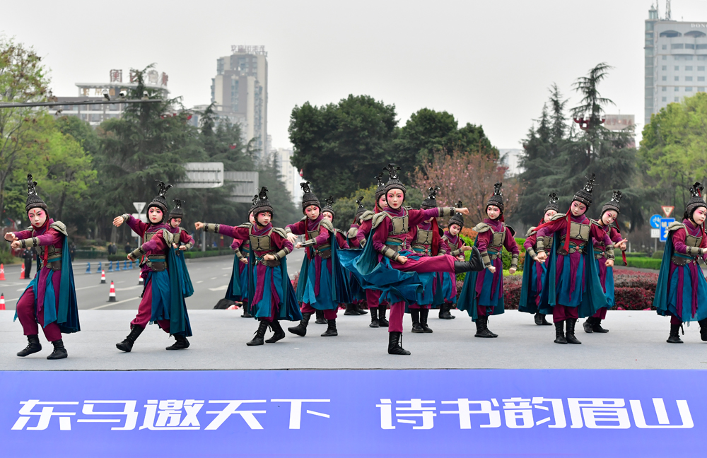 3月18日，在东坡大道与岷江大道交叉路口，来在苏辙小学的学生正在表演古装舞蹈《巾帼》，助力东坡半程马拉松。眉山日报全媒体记者 廖波 摄 (2).jpg