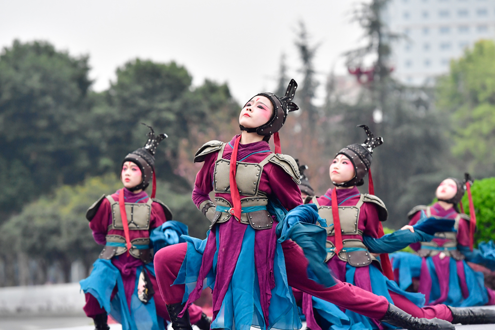 3月18日，在东坡大道与岷江大道交叉路口，来在苏辙小学的学生正在表演古装舞蹈《巾帼》，助力东坡半程马拉松。眉山日报全媒体记者 廖波 摄 (1).jpg