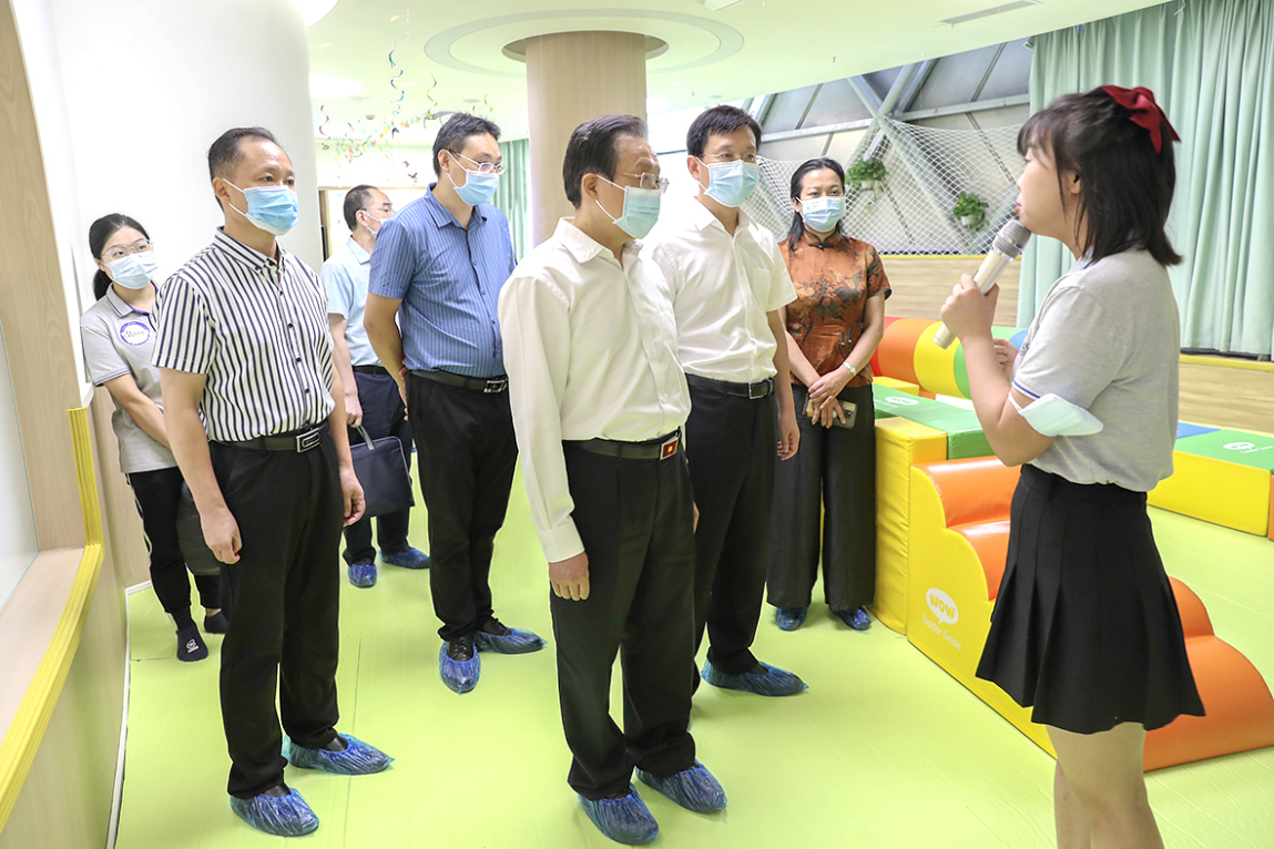   9月1日，王菲在仁寿县爱屿宝贝国际早教托育中心，调研普惠托育服务试点工作情况。  眉山日报全媒体记者 雷同 摄