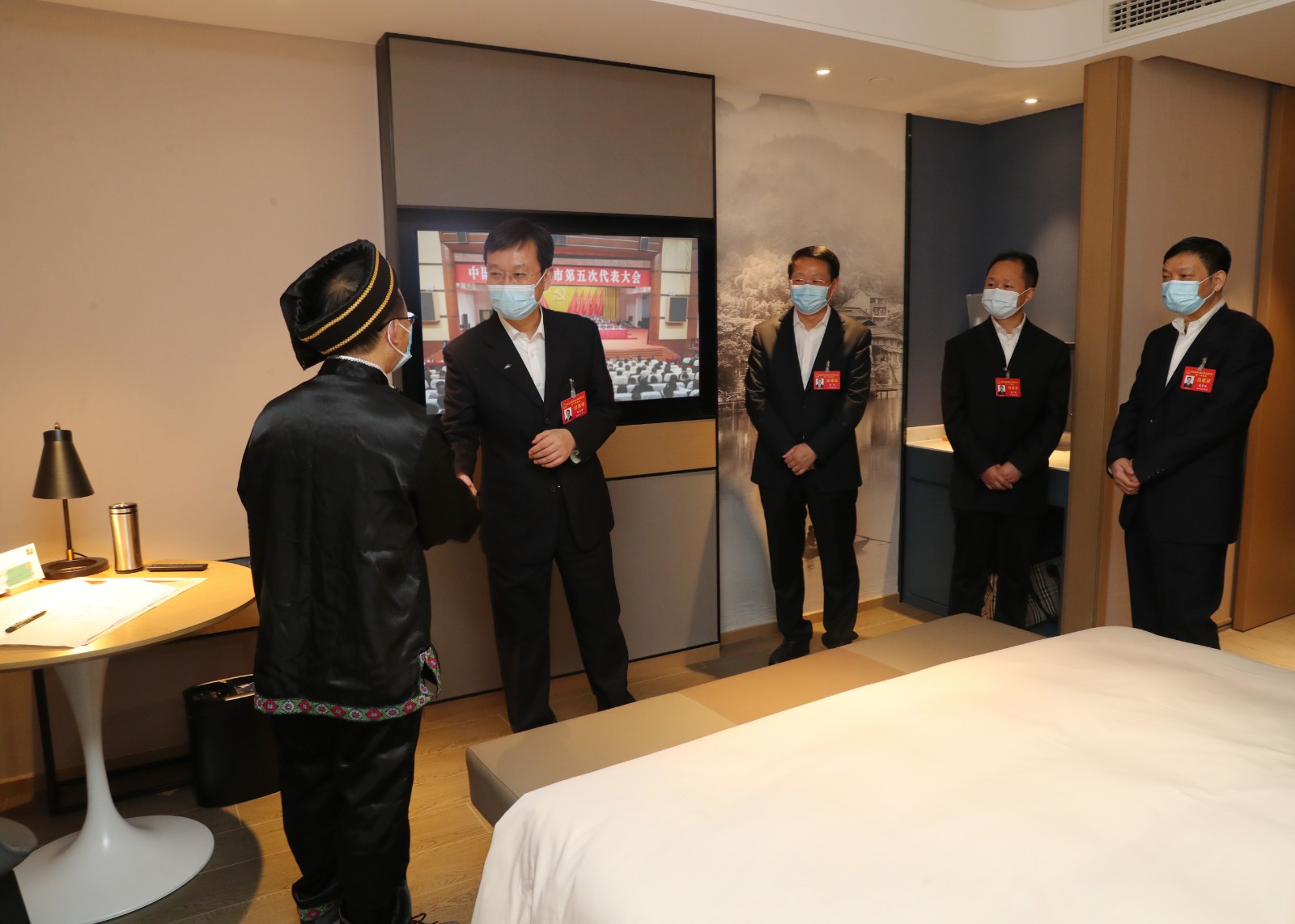 胡元坤黄河等看望出席市五届人大一次会议的市人大代表