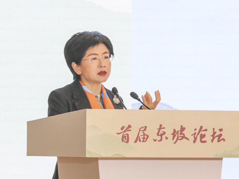 赵冬梅作主旨演讲.JPG