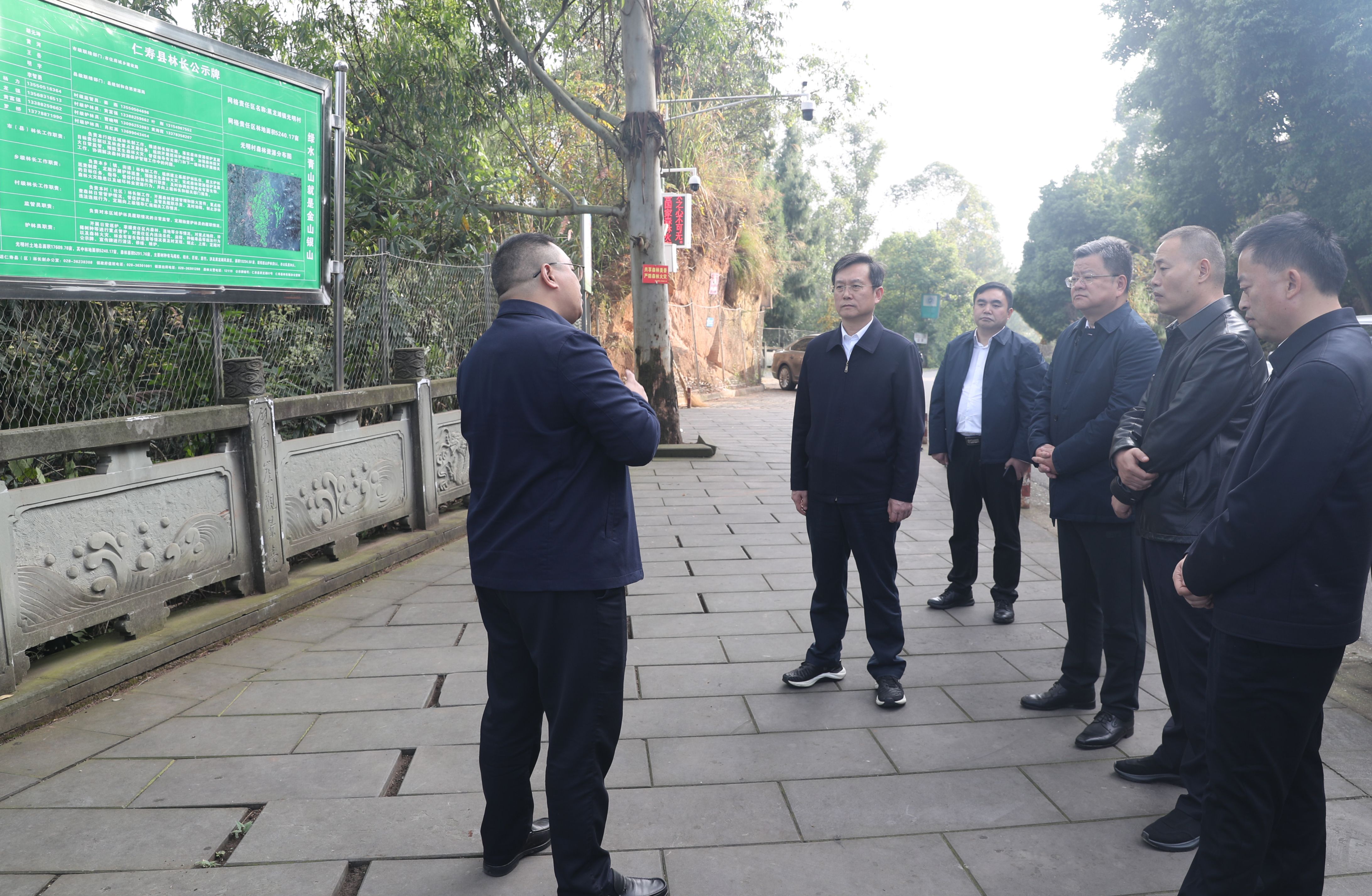  11月22日，胡元坤在仁寿县黑龙滩镇光明村，听取林长制工作开展情况汇报。