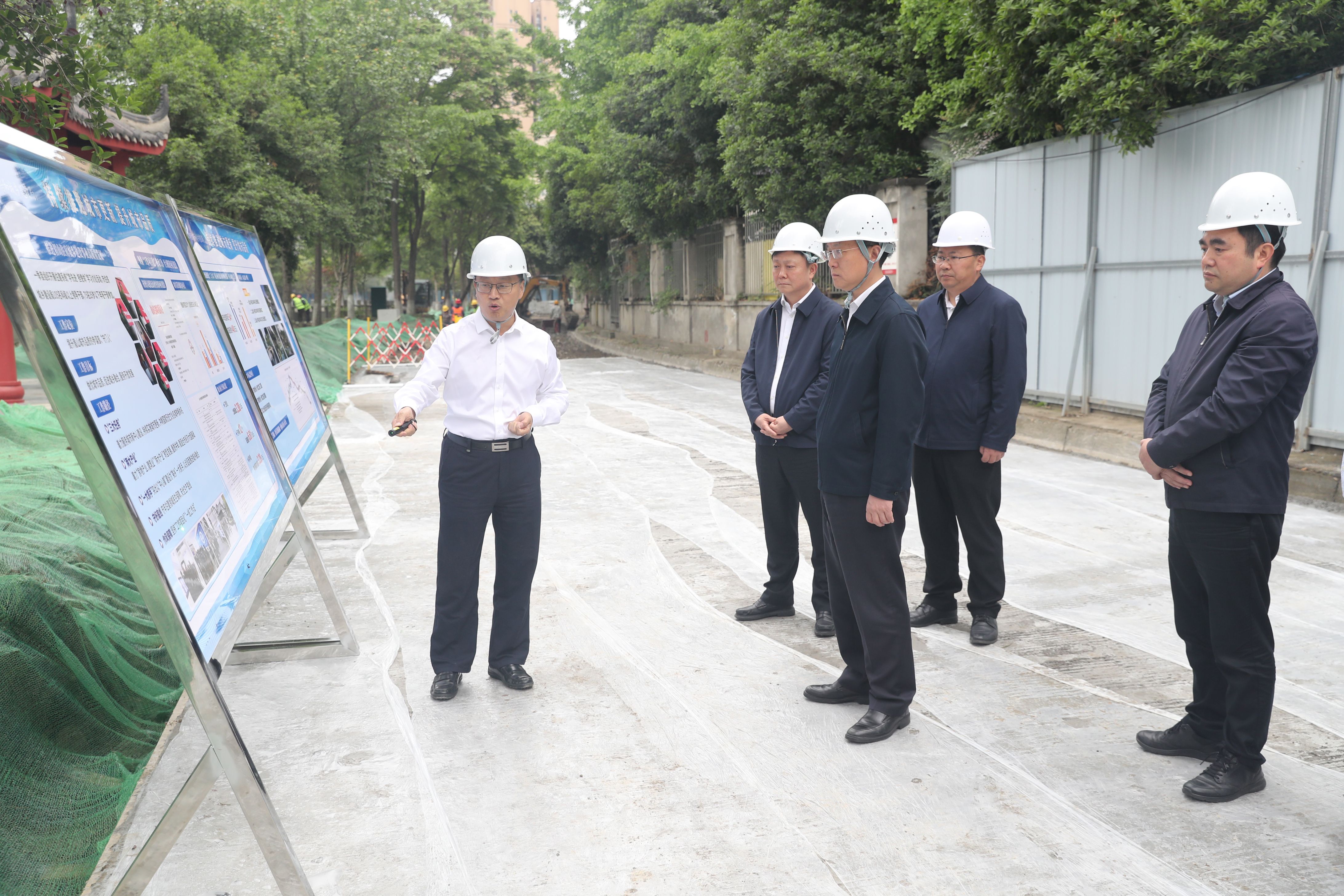 近日，胡元坤在东坡步道·大家之路（四期）（通惠河健身步道项目）现场，调研督导项目建设情况。