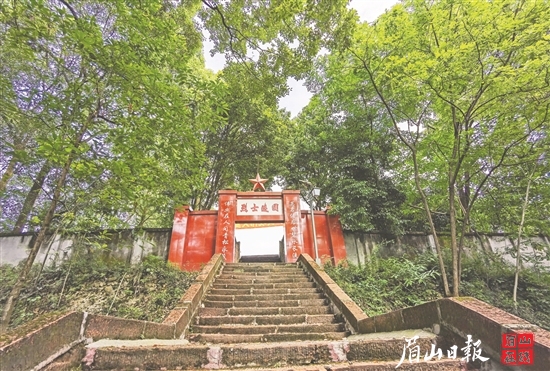 烈士陵园大门。