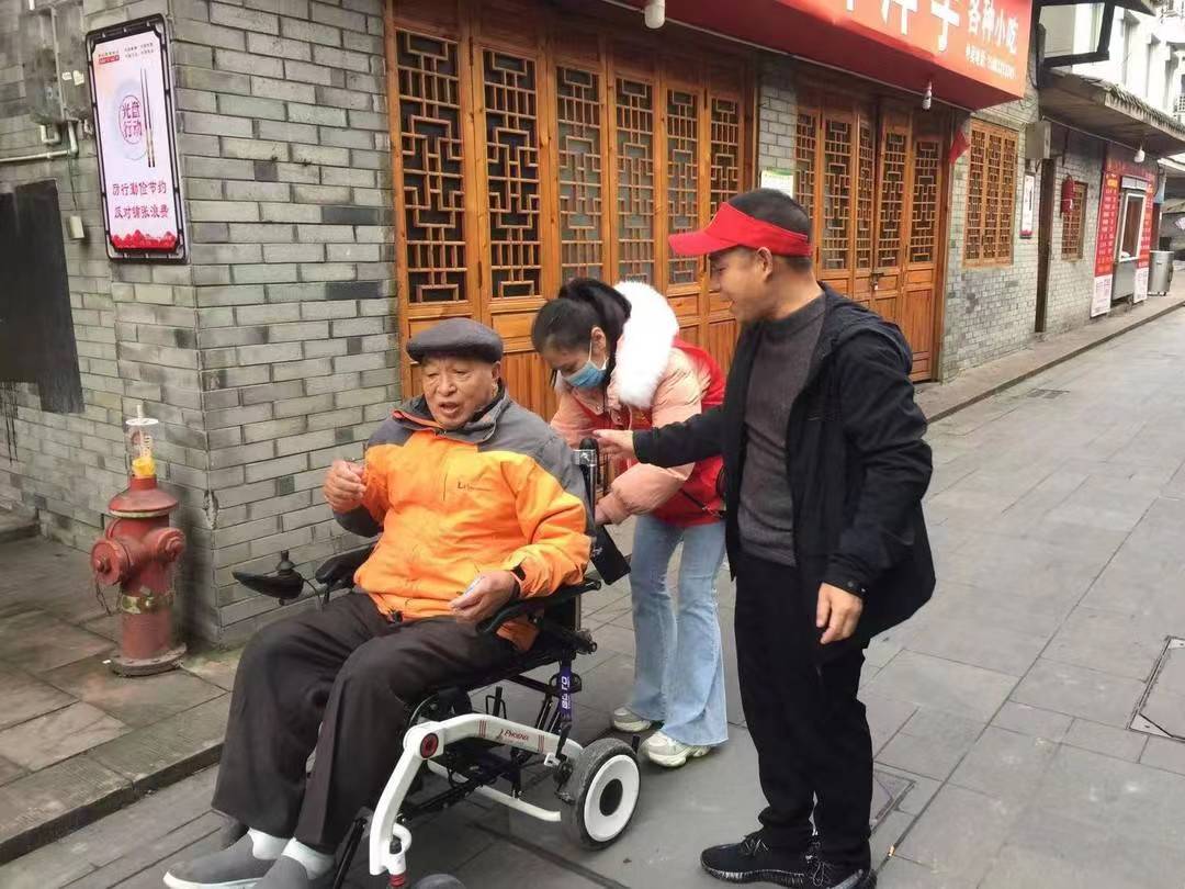 志愿者开展志愿服务.jpg